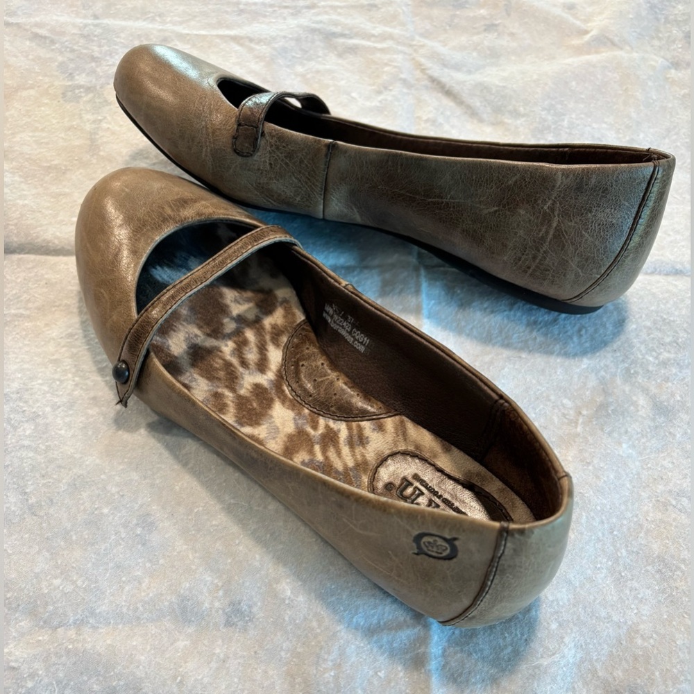 BORN Women’s Brown Leather Mary Jane  Flats Classic with Strap Size 6.5